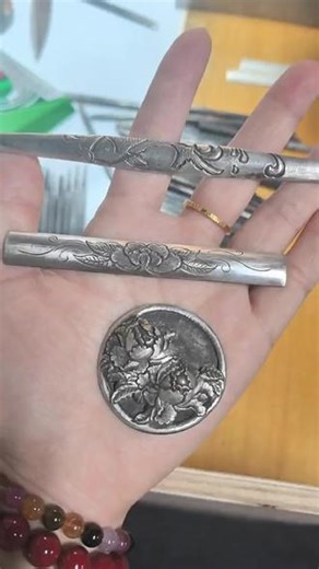 传统錾刻金银手镯古法錾刻是流传千年的金银非遗技艺。匠人以锤为笔、以錾作纹，手工敲打雕琢金银手镯。镯身祥云、花鸟、瑞纹错落有致，层次细腻温润，自带古朴雅致的韵味。金银温润内敛，纹样寓意吉祥平安、富贵圆满。一锤一錾皆是匠心，一纹一图饱含祝福。腕间古法银金镯，兼具东方美感与传世心意，温柔雅致，经久耐看，是佩戴与传承皆宜的中式首饰。