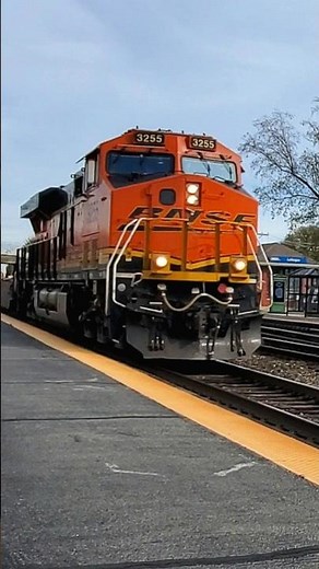 BNSF 3255 Leads Westbound Local Manifest Through LaVergne On The Racetrack 11/06/2025