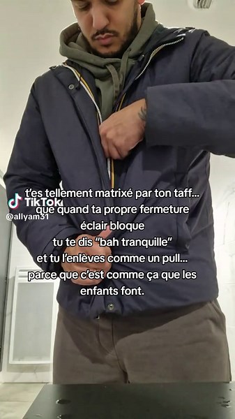 on est d’accord ? parfois on se surprend à agir EXACTEMENT comme eux 😭 partage cette vidéo au collègue qui enlève son manteau comme un pull quand ça bloque 😂 l’animation… ça te reprogramme le cerveau c’est fou #animateur #parents #pourtoi