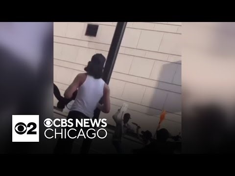 Knife fight seen in middle of street near Chicago's Magnificent Mile