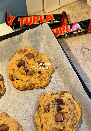 TUPLA-KEKSIT 🍪🤎✨ Ohje 9kpl: 125 g voita 1 dl sokeria 1 dl fariinisokeria 2 tl vaniljasokeria 1 tl leivinjauhetta 1 kpl kananmuna 3,5 dl jauhoja 50 g tummasuklaata 150 g (3 kpl) Tupla-patukkaa suolahiutaleita Aloita lisäämällä sulatetun voin sekaan sokerit, vaniljasokeri ja leivinjauhe. Sekoita ja lisää sen jälkeen kananmuna. Lisää jauhot ja sekoita taikina tasaiseksi. Sen jälkeen lisätään tuplan sekä suklaan palat. (Jätä halutessasi vähän paloja odottamaan - ne voi lisätä keksien päälle uunist