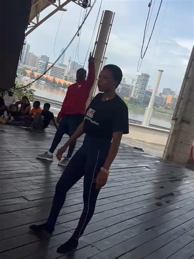 LE JEU À L’IVOIRIENNE – LA FORCE DU CINÉMA IVOIRIEN Le cinéma ivoirien possède une identité, une âme, une couleur : c’est ce qu’on appelle le jeu à l’ivoirienne. Un jeu vrai, naturel, puissant, qui traduit notre réalité, notre culture, notre humour, notre douleur, notre courage et notre vérité. Ce n’est pas seulement jouer un rôle. C’est vivre le rôle, ressentir l’émotion, porter la voix de notre peuple et raconter nos histoires au monde. Aujourd’hui, la nouvelle génération d’acteurs de Life Afr