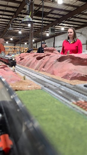 New York Central electric power leads a small train on what I believe is the Meade Area Railroad Society layout. This was a large layout, I was very impressed by the size! Another one I may have to join | Reading and Lehigh Railroad, N scale