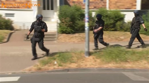 13.06.2023 UPDATE Video zum Polizei-Großeinsatz an Rostocker Schule nach vermeintlichem Amokalarm online UPDATE Rostock-Toitenwinkel - Seht hier unser Video zum heutigen Polizei-Großeinsatz an einer Rostocker Schule. Ein vermeintlicher Notruf über eine Person, die mit einer Pistole in das Schulgebäude gegangen sein soll, versetzten die Einsatzkräfte in höchste Alarmbereitschaft. | NonstopNews Rostock