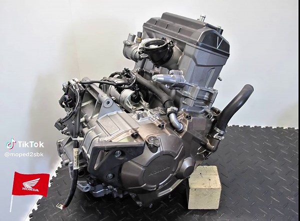 Enjin brappppppp paling sesuai untuk Swap enjin honda RSX150/WinnerXHonda Engine: SD04E 1000cc 🔧 Engine Specifications \t•\tEngine Type: 998cc liquid-cooled, 4-stroke, parallel-twin. \t•\tValve Train: Single Overhead Camshaft (SOHC) with 4 valves per cylinder. \t•\tCrankshaft: 270° phased crankshaft for a distinctive exhaust note and improved traction. \t•\tBore x Stroke: 92.0 mm × 75.1 mm. \t•\tCompression Ratio: 10.0:1. \t•\tMaximum Power: Approximately 95 PS (70 kW) at 7,500 rpm. \t•\tMaximu