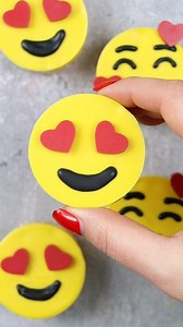 Loved up emoji rice krispie treats! 🥰😍 Tools linked to my amazon storefront-link in bio and comments #ricekrispietreats #emoji #valentinestreats #NoBakeTreats #valentinesday | Loveisbakeable