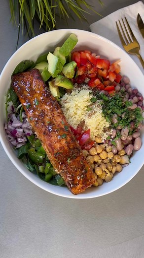 Delicious and Nutritious Salmon Salad Recipe in Under 20 Minutes!