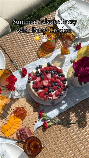 Sweet, sweet summertime. 💐 Bring over-the-top themes to life with a simple Vanilla Cake base. This Summer Solstice Party cake features in-season berries and flowers (for garnish). How are you celebrating the longest day of the year? #BettyCrocker #SummerSolstice #MidsummerParty | Betty Crocker