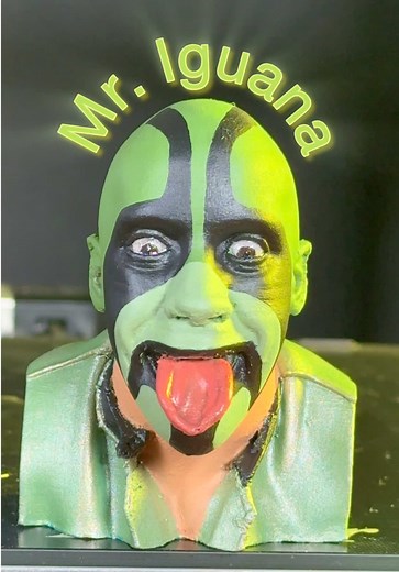 Le hice una escultura a Mr. Iguana y lo pude conocer para entregársela en persona. El pasado viernes 29 de agosto hubo una función de lucha libre en Xalapa, donde participó Mr. Iguana, ahí tuve la oportunidad de verlo luchar y entregarle su escultura en persona. La escultura la modelé en blender y utilicé mi impresora Ender-3 Max Neo para poder imprimir este diseño. En este video te muestro y enseño como le di postproducción y pinté la escultura. #luchalibre #AAA #wwe #escultura #impresion3d