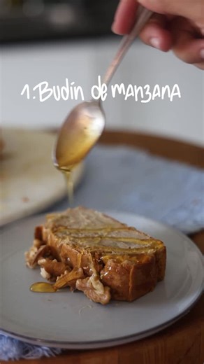 Gia Alfieri on Instagram: "25 postres saludables que en serio son ricos ✨ Hoy te toca un budín de manzanas 🍏 Budin de manzanas 3 nutrihuevos 1 cda de vainilla 3 cdas de aceite de coco o el que quieras 1 cda de edulcorante 150g de harina de avena 1 cda de polvo de hornear 1 cda de canela 2 manzanas verdes 200ml de yogurt griego 1. Batir los huevos junto con el aceite, la vainilla y el edulcorante 2. Sumarle la harina de avena, polvo de hornear y canela. Integrar y sumar el yogurt. 3. Con la mezc