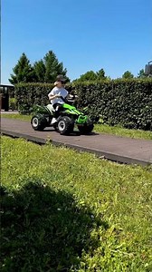 A maior diversão com as Quad Corral T-Rex da Pég Perego de 12v! Em www.autobrinca.com