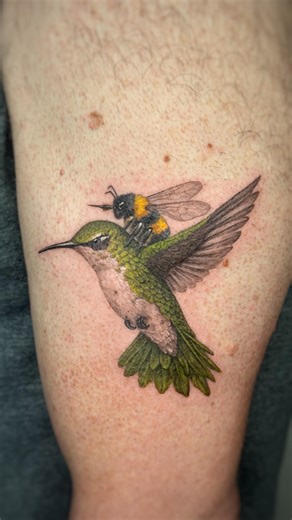 Naiara Bitencourtt | Vancouver Tattoo Artist on Instagram: "Sometimes the tattoo comes before the meaning. And that’s okay. Spencer arrived wanting to start the year with a new tattoo. He saw this design of a hummingbird with a bee and simply identified with it. And that’s when the story began to take shape. The hummingbird represents his parents, who have always loved this bird. The bee symbolizes his wife, his companion of decades. In a single tattoo, he managed to bring together everything he