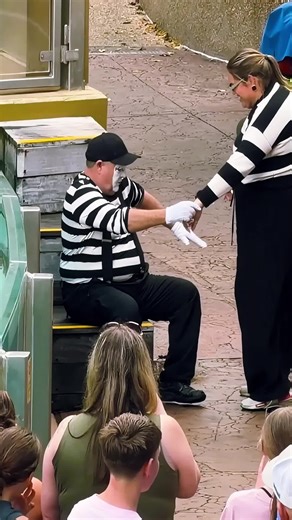 Tom the Mime's SeaWorld Performance: A Unique Experience