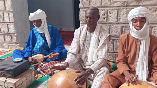 Patrimoine culturel du Mali Au cœur du Mali, le Takamba résonne comme l’une des expressions les plus authentiques de notre patrimoine immatériel. À la fois musique et danse, il incarne l’histoire, la mémoire et la vitalité des peuples Songhaï et Touaregs. Depuis Tombouctou, le groupe Al Bilali Soudan fait vivre cette tradition à travers le son profond du tehardent, la puissance de la calebasse et des chants qui traversent le temps. Leur art est un témoignage précieux de la richesse culturelle ma