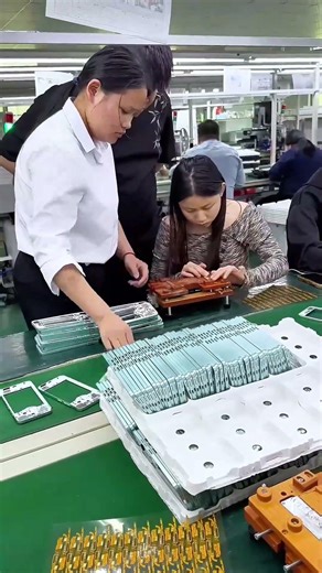 From CHAOS to PERFECT Phone in 60 Seconds – Assembly Line Magic! ⚡📦