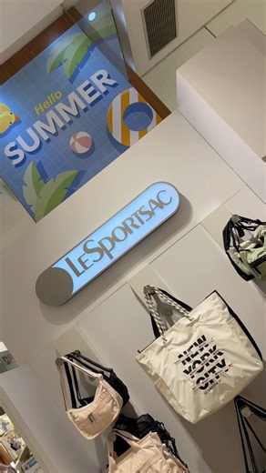 開箱 Lesportsac 天母 SOGO ✨🎉小編首次踏入天母 SOGO就被滿滿的新品燒到啦🔥今夏必收 🌞#編織包 系列海邊野餐都超應景🧺🏖️還有全新水桶包登場～🖤🤍 經典黑與氣質米，怎麼搭都時髦又實用👏這個夏天就來 Lesportsac 挑選你的命定包款吧👜💖📍天母 SOGO 2F Lesportsac 專櫃等你來逛！#lesportsac #lesportsactaiwan | LeSportsac-台灣官方專屬網頁