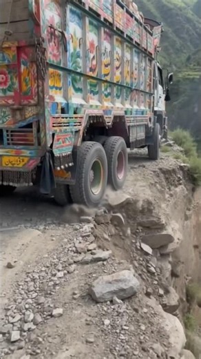 PKD 411 Truck Near Cliff Edge | Dangerous Mountain Reverse | Pakistani Trucking