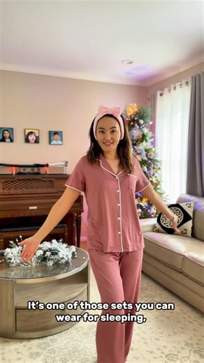 Your favorite UGC creator 📍 USA on Instagram: "Okay, let me show you my current cozy obsession 🤍 @ekouaerofficial I got this Ekouaer pajama set as a Christmas present, and honestly… I’m obsessed. The quality is amazing — super soft, smooth, and gentle on the skin. It feels luxe and high-end, but still breathable and comfy. The button-up design and short sleeves make it look chic and put together, not just like regular sleepwear. This is one of those sets you can sleep in, lounge in, and litera