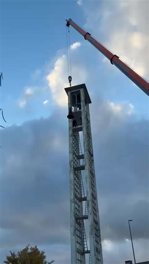 De luidklok van het Herent (Neerpelt) vliegt naar de beiaard Beiaard Neerpelt-pagina. Binnenkort te horen samen met de andere klokken in Neerpelt centrum. | Jan Verheyen
