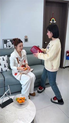 No-drill bathroom tissue box with a built-in small drawer. The double-layer design makes storage.