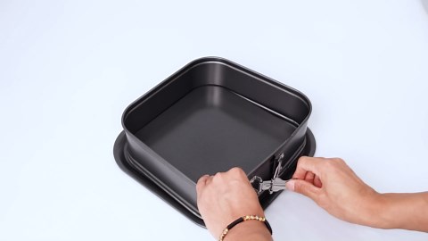 Rectangle Springform Baking Pan 9x13Inch Large Spring Form Cake Pan with Removable Bottom Leakproof Non Stick Cheesecake Pan for Home Kitchen Baking (1pc)