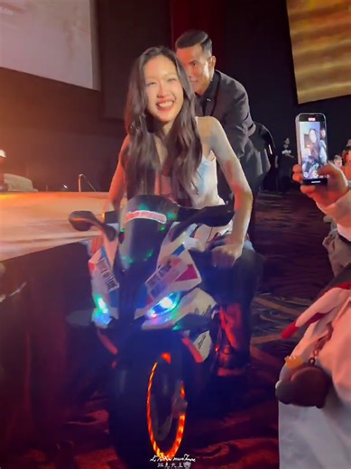 Lái siêu xe còn bốc bánh đầu luôn đó xịn chưa 55555 🤣🤣🤣🤣 #atompariya #BrokenOfLoveFinalEP #fayeatom