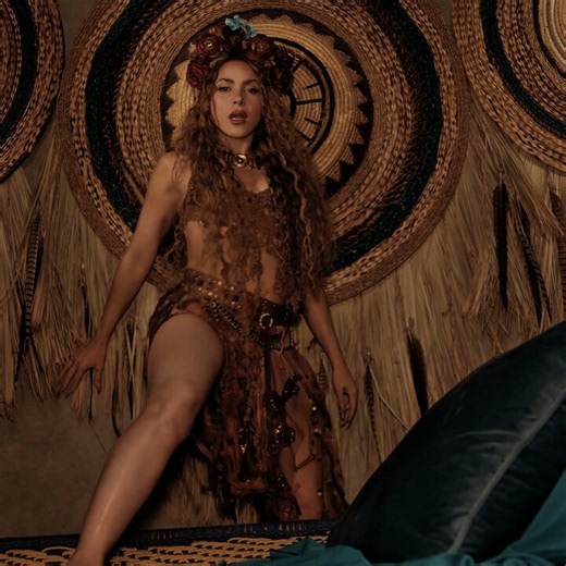 🚨 Quem achou que seria uma ótima ideia por a Shakira pulando encima de uma cama com umas mandalas atrás no visual de CHOKA CHOKA.