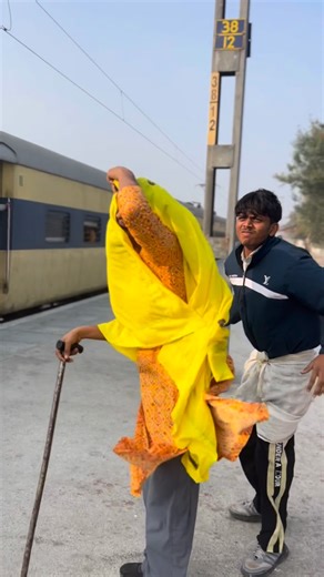 LHU on Instagram: "ताई ने रोकी रेल 🤣😂 #villagelife #lhu #"