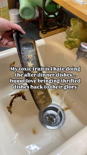 Just years of grime!!! I swear sometimes the grime preserves the dish!! Not a flea bite on her :) #pyrex #pyrexlove #pyrexjunkie #pyrexoriginal #pyrexjunkie #pyrexia #pyrexpassion #pyrextransformation #pyrexhoarder #pyrexlover | 2KewlVintage13