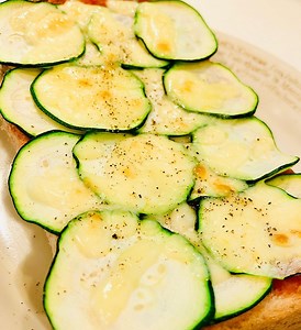 ズッキーニが主役♡ピザトースト レシピ・作り方 | クラシル