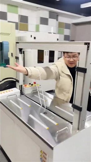 Automatic strapping and packaging machine, one strap per second.#Automatic Packaging Machine.