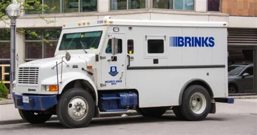 Crowds in Chicago Loot $300,000 Lost Out of Armored Car