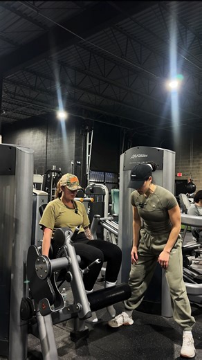 Stefanie Tsengas CPT, CLC, CSC on Instagram: "𝗗𝗿𝗼𝗽 𝘀𝗲𝘁𝘀 + 𝗺𝗮𝗻𝘂𝗮𝗹 𝗿𝗲𝘀𝗶𝘀𝘁𝗮𝗻𝗰𝗲 = 𝗮𝗯𝘀𝗼𝗹𝘂𝘁𝗲 𝗺𝘂𝘀𝗰𝗹𝗲 𝗳𝗮𝗶𝗹𝘂𝗿𝗲 😮‍💨🔥⁣ ⁣ This set from hell contained: ⁣ • Mechanical tension⁣ • Eccentric overload (manual resistance)⁣ • Metabolic stress⁣ ⁣ By adding resistance after initial fatigue, we force the muscle to continue producing force under high stress — a powerful stimulus for hypertrophy. Sounds fun, right? I think my client would agree 😅🤡⁣ ⁣ One thing about me