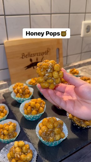 911K views · 110 reactions | Honey Pops in 10 Minuten Zubereitet襤 Perfekt auch als Mitbringsel Zutaten✅ 250g Butter 425g Durchbeißer (1 Packung) 400g Honey Pops Kellogs (1 Packung) 200g Sonnenblumenkerne #food #foodie #foodies #foodlover #foodgasm #foodstagram #foryou #foryoupage #inspo #inspiration #foodblogger #lecker #dessert #nachtisch #kellogs #honey #honeypops #karamell #viral #viralvideos #reels #nobake #einfacherezepte #schnellerezepte #rezept | Bellasrezepte | Facebook