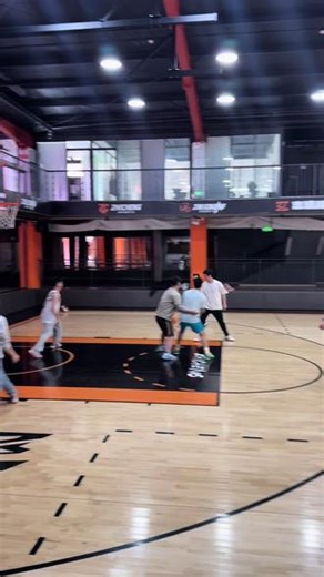 早上叫醒我的不是闹钟，是篮球和兄弟🏀志成PRO早场开整！晨光、汗水、击掌、绝杀最好的时光，就是和好朋友一起在球场疯跑没有烦恼，只有篮球和热血#篮球爱好者集结 #喜爱篮球的我们