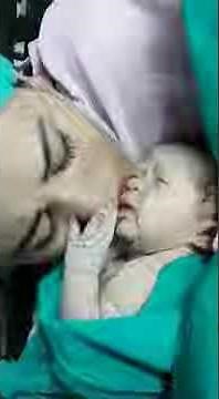 Mom s First Kiss Stops Her Newborn Baby Crying
