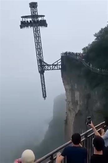 🚨 BREAKING NEWS:A bridge that lifted people high into the air has suddenly collapsed…. WATCH FULL VIDEO IN COMMENT👇👇 | Usa Story
