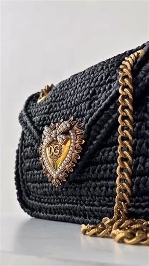 VNTG Store / Bazar VNTG on Instagram: "💫No es un bolso de playa. Es un ícono de lujo llevado a otro contexto. El Devotion, reinterpretado en raffia tejida, herrajes dorados y el corazón sagrado que define a Dolce & Gabbana. Inspirado en el arte barroco y la herencia italiana, la versión spring–summer traslada un ícono clásico a materiales naturales y artesanales. ¿A qué lugar lo llevarías? #vntgstorecl"