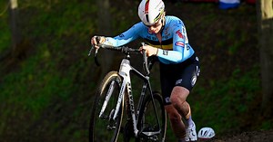 Chute, poussée et disqualification pour la Belge Marion Norbert Riberolle aux Mondiaux de cyclo-cross