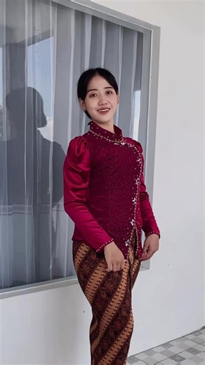 Masih menjadi best seller 👌🏻 #kebayamodern #kebayawisuda #kebayalamaran #inspirasikebaya #rayapenuhrasa