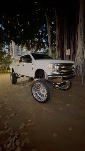 Ford Truck 💪 | Waikiki Beach | Oahu, Hawaii 🇺🇸 #shorts