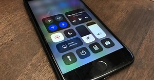 Trên Control Center iOS 11, bấm tắt Bluetooth thì Bluetooth sẽ chưa tắt hẳn, Apple gọi đó là tính năng chứ không phải lỗi