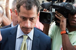 Anthony Weiner arrives in court before sentencing