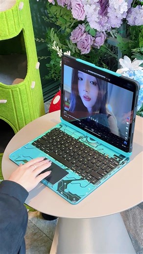 Innovative iPad Keyboard That Spins and Glows