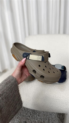 Sidste gang meldte vi udsolgt på under et døgn 👀🚀 De populære Crocs All Terrain er igen tilbage, men skynd dig! Shop her: https://fashionbystrand.com/collections/crocs | Fashionbystrand