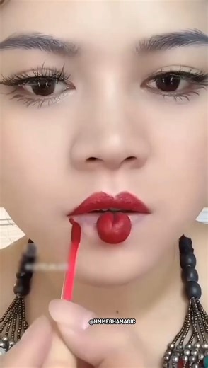 OMG😱🤯rubber band lipstick hack 🤯#hack #lipstick #song #shorts #ytshorts