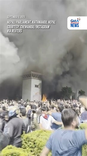 Sinunog ng mga raliyista ang parliament o opisina ng mga mambabatas sa Nepal sa gitna ng kilos-protesta kahapon laban sa katiwalian. Nagbitiw na sa puwesto ang prime minister; sinunog din ang opisina niya. Iniulat na karamihan sa mga raliyista ay mga Gen Z. 📸: Chewanrai/Instagram via Reuters Basahin dito ang mga detalye: https://www.gmanetwork.com/news/topstories/world/958602/nepal-pm-oli-quits-as-anti-corruption-protests-spiral/story/ | GMA News