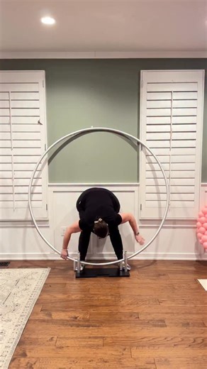 How could you ever have the winter blues when a balloon hoop looks like this 💙❄️ This blue balloon hoop features a soft ombré balloon garland paired with layered blue florals to create the perfect mix of light and deep winter tones. The oversized blue toile bow was the final touch that pulled this balloon design together. Such a stunning balloon statement piece for a baby shower, bridal shower, or themed event. This custom balloon hoop was built on a new hoop stand from @whoopeeparty_backdrop a