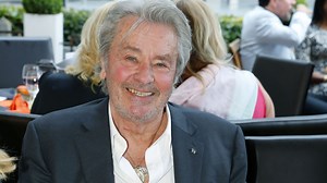 Alain Delon en couple : le visage d'Hiromi, sa nouvelle compagne, dévoilé
