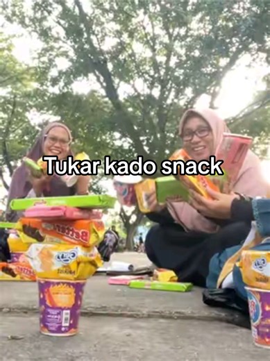 Olahraga gak nyampek 5 menit, abis itu lanjut tukar kado snack hampir 50 menit 🫢#tukarkado #snackwarnachallange #trend #popmie #tanggo